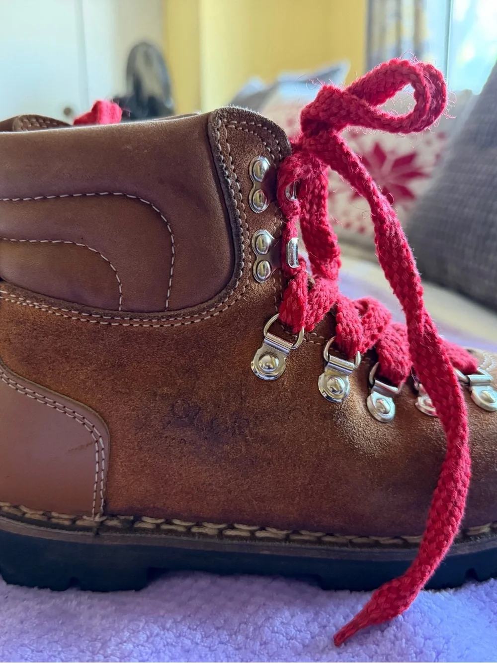 Men’s Kinney Suede Hiking Boot with Red Laces size 5